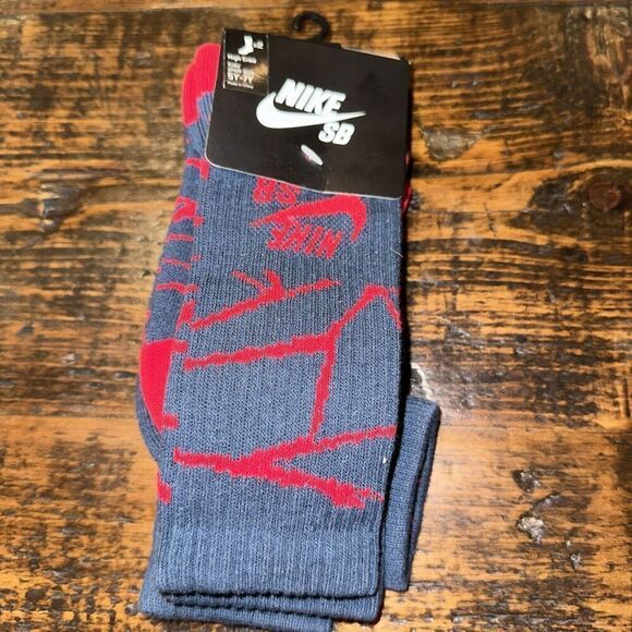 Nike SB Hazard High Socks Size Navy Red Youth Size 5Y-7Y - Picture 1 of 3